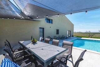 Deluxe Villa with Pool, Sauna, Jacuzzi & Playground - Vodnjan - 1