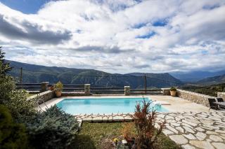 Stone Villa Retreat with Private Pool in Arachova - Arachova - 7