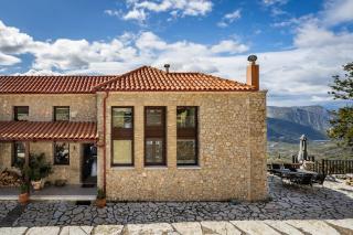 Stone Villa Retreat with Private Pool in Arachova - Arachova - 1