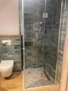 Apartament w Zabytkowej Stajni nad Jeziorem z Dostępem do Parku i Sąsiedztwem XIX wiecznego Dworku Modrzewiowego - Szteklin - 5