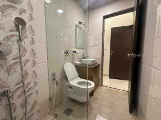Plush Bandra West - Opulent 3BHK Apartment and Study - Mumbai - 9