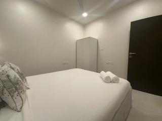 Plush Bandra West - Opulent 3BHK Apartment and Study - Mumbai - 8