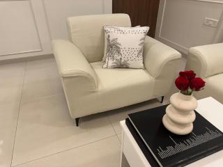 Plush Bandra West - Opulent 3BHK Apartment and Study - Mumbai - 3