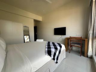 Plush Bandra West - Opulent 3BHK Apartment and Study - Mumbai - 2