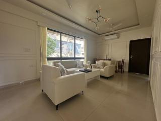 Plush Bandra West - Opulent 3BHK Apartment and Study - Mumbai - 1