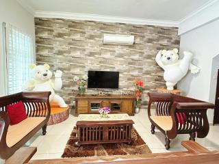 Wood Theme Home / town centre / 18pax - Malacca - 0