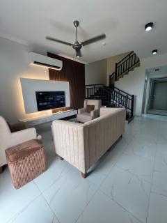 Murooj AlZain 3BR Modern Apt with private Rooftop - Daḩārīz - 0