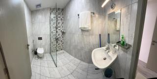 Murooj AlZain 3BR Modern Apt with private Rooftop - Daḩārīz - 8