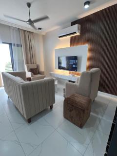 Murooj AlZain 3BR Modern Apt with private Rooftop - Daḩārīz - 7
