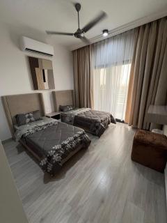 Murooj AlZain 3BR Modern Apt with private Rooftop - Daḩārīz - 4