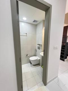 Murooj AlZain 3BR Modern Apt with private Rooftop - Daḩārīz - 2