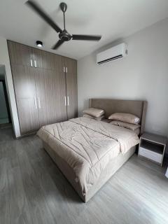 Murooj AlZain 3BR Modern Apt with private Rooftop - Daḩārīz - 1