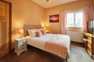 Cromwell House, Sleeps 8, Central Location - Filey - 9