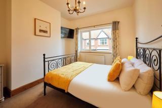 Cromwell House, Sleeps 8, Central Location - Filey - 8