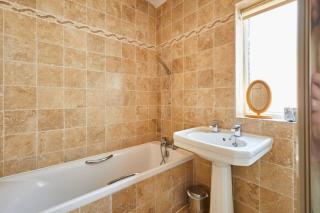 Cromwell House, Sleeps 8, Central Location - Filey - 7