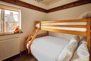 Cromwell House, Sleeps 8, Central Location - Filey - 1