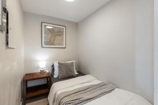 Cityview Condo with Pool and Workspace near Rogers Arena for 7 - 1