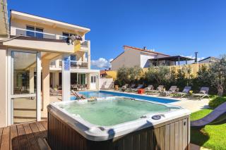 Villa Klen for 15 people near Pula with jacuzzi and children playgorund - 9