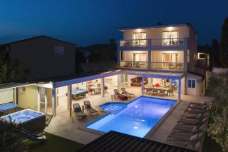 Villa Klen for 15 people near Pula with jacuzzi and children playgorund - Pula - 1