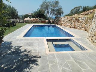 Bella Guesthouse with Garden, Pool & Jacuzzi - - 9