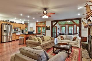 Spacious Vermont Mountain Retreat - 4BR,4BA - Near Skiing & Hiking - Perfect for Groups - Stockbridge - 0