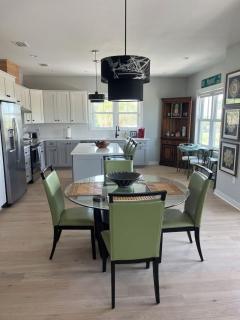 573) 3 bedroom overlooking the water - 0
