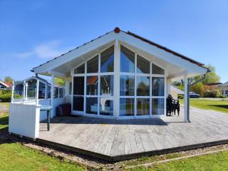 6 Personen Ferienhaus in 1. Reihe zum See mit Kanu und herrlichem Seeblick, Sauna, Whirlpool, Kaminofen, Klimaanlage und E-Tankstelle am Haus in Otterndorf - Otterndorf - 0