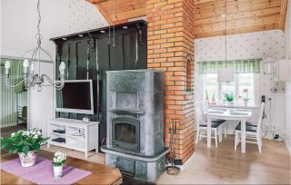 2 Bedroom Cozy Home In Lyrestad - 1