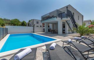 Gorgeous Home In Dekani - 0