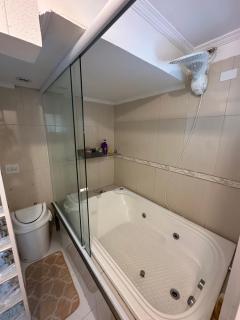 Apartamento Praia da Enseada - hidromassagem, ar condicionado sala e quartos e wifi - 5
