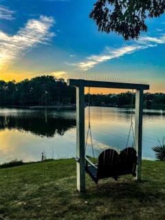 Embrace Nature in this Lakefront Cottage with Fire Pit in Charlotte, North Carolina - Fort Mill - 0