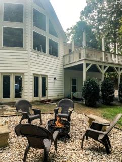 Waterfront Retreat with Spectacular Interior, Jacuzzi and Game Room in NC - Statesville - 4