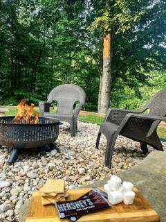 Waterfront Retreat with Spectacular Interior, Jacuzzi and Game Room in NC - Statesville - 3