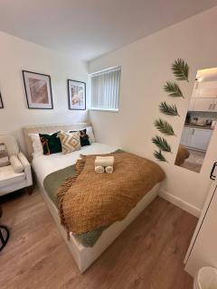 R3 - Newly Renovated Luxury Fully Self-Contained Studio with Private Bathroom and Kitchen - Halesowen - 8