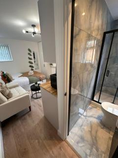R3 - Newly Renovated Luxury Fully Self-Contained Studio with Private Bathroom and Kitchen - Halesowen - 7