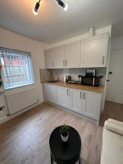 R3 - Newly Renovated Luxury Fully Self-Contained Studio with Private Bathroom and Kitchen - Halesowen - 6