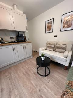 R3 - Newly Renovated Luxury Fully Self-Contained Studio with Private Bathroom and Kitchen - Halesowen - 2