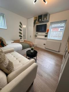 R3 - Newly Renovated Luxury Fully Self-Contained Studio with Private Bathroom and Kitchen - Halesowen - 1