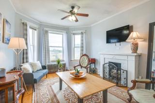 2 Mi to UChicago Apt with Sunroom and Shared Yard! - Chicago - 0