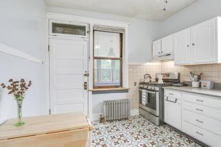 2 Mi to UChicago Apt with Sunroom and Shared Yard! - Chicago - 3