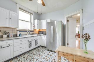 2 Mi to UChicago Apt with Sunroom and Shared Yard! - Chicago - 2