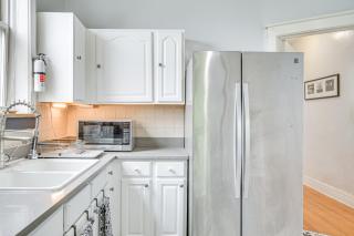 2 Mi to UChicago Apt with Sunroom and Shared Yard! - Chicago - 1