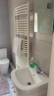 Jacuzzi City Guesthouse, about a 7 min walk to Racecourse and 10 mins to the City - Doncaster - 4