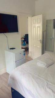 Jacuzzi City Guesthouse, about a 7 min walk to Racecourse and 10 mins to the City - Doncaster - 9