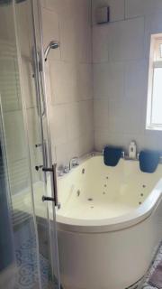 Jacuzzi City Guesthouse, about a 7 min walk to Racecourse and 10 mins to the City - Doncaster - 8