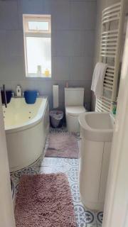 Jacuzzi City Guesthouse, about a 7 min walk to Racecourse and 10 mins to the City - Doncaster - 3