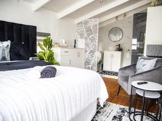 Top-Floor Open En-Suite Studio - Weltevredenpark - 0