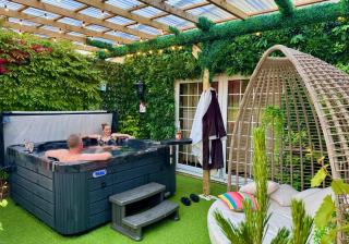 FINN VILLAGE - Loch Lomond Villa - THE JUNGLE ROOM with a PRIVATE HOT TUB - Drymen - 0