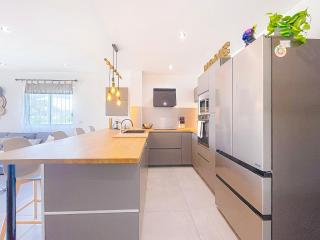 Just Relax 2Bedroom Apartment with Pool Access 2 Minutes from Orient Bay Beach - 2