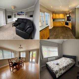 Spacious 4BR Home, FREE Parking & Wi-Fi, Garden - Tilehurst - 0